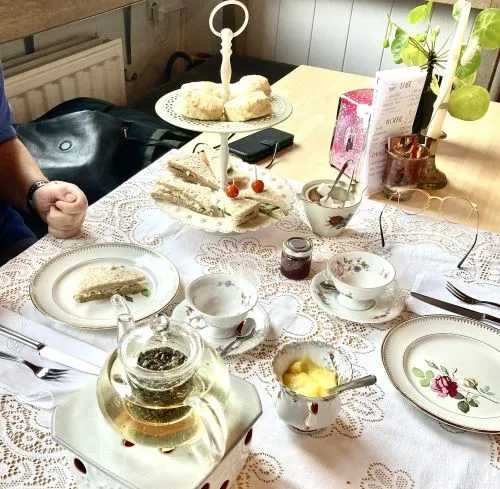 High Tea in Berlaar voor Kleine Groepen | Gezellige Privé High Tea in Retro Theehuis