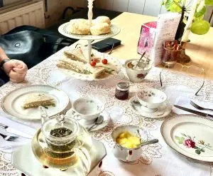 Thé de l'après-midi pour 2 personnes – Un moment convivial dans un cadre chaleureux